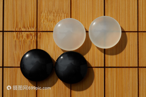 圍棋盤上的黑白棋子