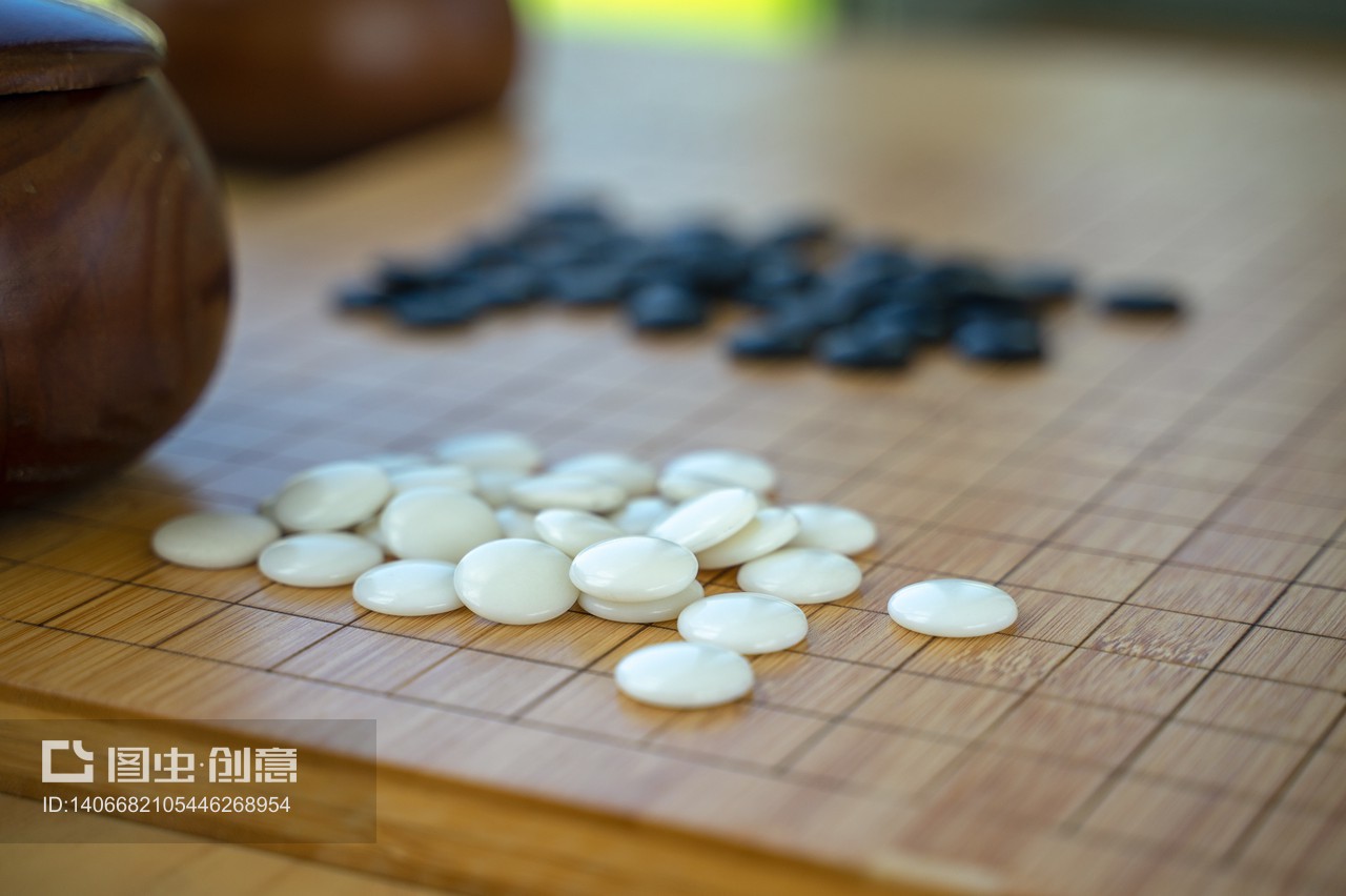 棋盤上的圍棋棋子 黑白子間的智慧博弈